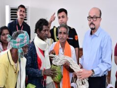 राज्यपाल श्री रमेन डेका ने ग्राम बेहराखार जाकर विशेष पिछड़ी जनजाति बिरहोर समुदायों से की आत्मीय मुलाकात