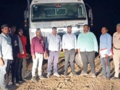 एक पोकलेन और 3 हाइवा जब्त