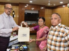 राज्यपाल श्री डेका से नो प्लास्टिक कैंपेन की ब्रांड एंबेसडर श्रीमती आप्टे ने की मुलाकात