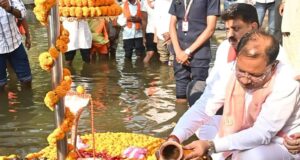 जलेश्वर महादेव धाम में मुख्यमंत्री श्री विष्णुदेव साय ने किया जलाभिषेक: प्रदेश की सुख-समृद्धि की कामना की