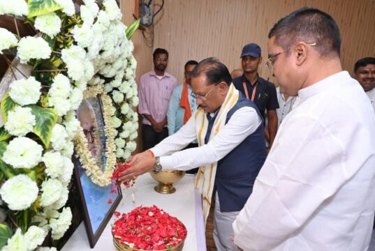 मुख्यमंत्री श्री विष्णुदेव साय ने स्वर्गीय दिनेश सेन को दी श्रद्धांजलि : शोक संतप्त परिवार से की मुलाकात