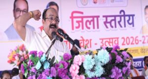 उप मुख्यमंत्री श्री अरुण साव ने शाला प्रवेश उत्सव में बच्चों को तिलक लगाकर कराया शाला प्रवेश