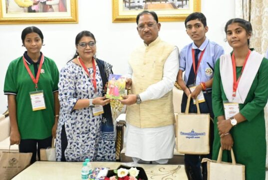 राष्ट्रपति से भेंट कर लौटे प्रतिभावान विद्यार्थियों ने मुख्यमंत्री श्री विष्णु देव साय से की सौजन्य मुलाकात