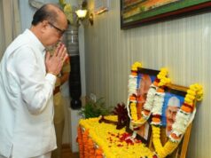 राज्यपाल श्री रमेन डेका ने महात्मा गांधी एवं लाल बहादुर शास्त्री को श्रद्धा सुमन अर्पित किए